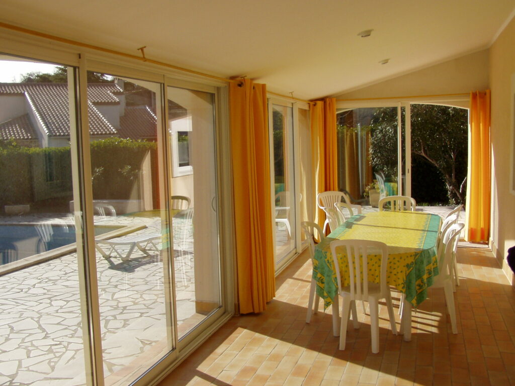 Annexe maison baies vitrées et ouvertures coulissantes blanches