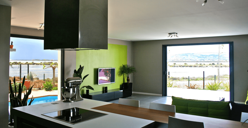 Séjour ouvert galandages noirs ouverts vue terasse