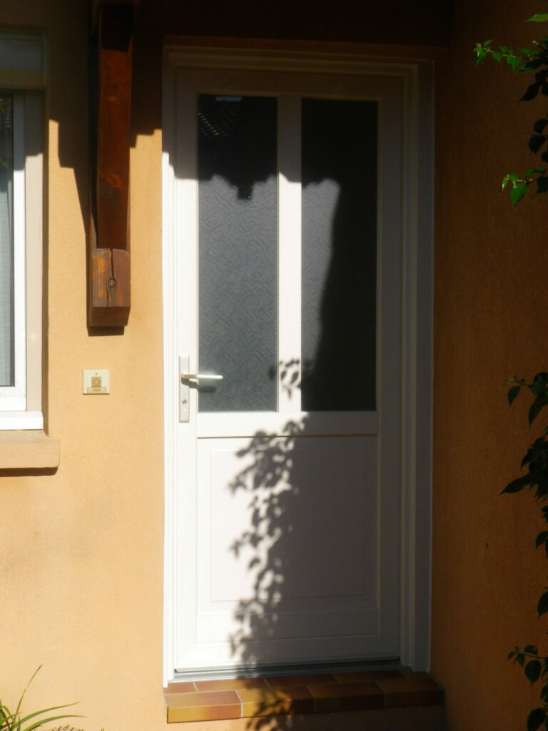 Extérieur porte d'entrée semi-pleine PVC blanche